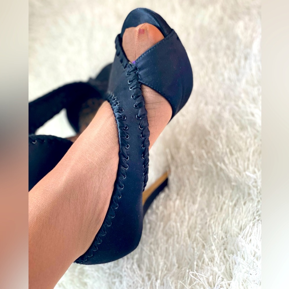 Betsey Johnson beautifully crafted black heel shoes, rare design, women size 8.